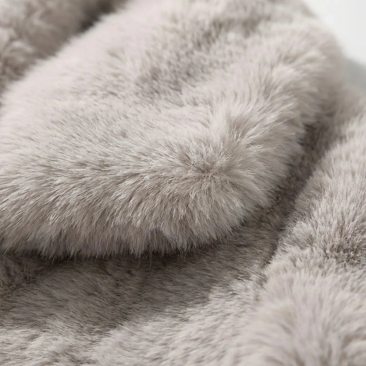 Women's Faux Fur Winter Coat Notch Lapel Long Sleeve Semi-Fitted Plush Warm